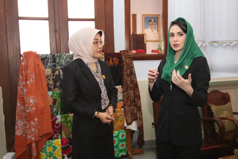 Arumi Bachsin Kukuhkan Pengurus Perwosi Kab. Pasuruan