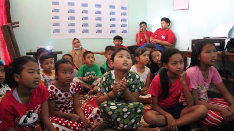 Motivasi Anak-anak Desa, Mahasiswa KKN 49 UMM Gelar Nobar