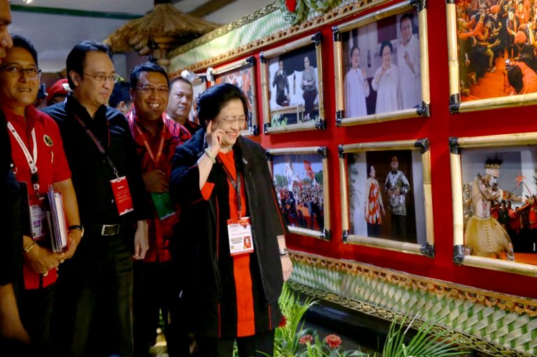 Pameran Foto Kongres V, Megawati Favoritkan Fotonya Dengan Prabowo