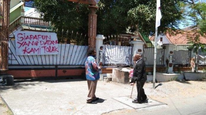 Mahasiswa Papua Pasang Spanduk 