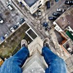 Ilustrasi Acrophobia.
