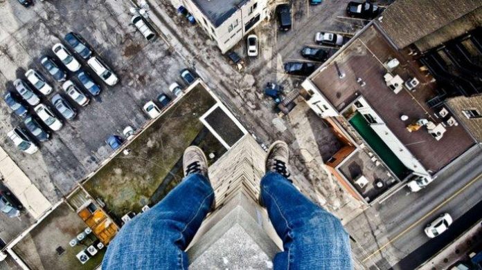 Ilustrasi Acrophobia.