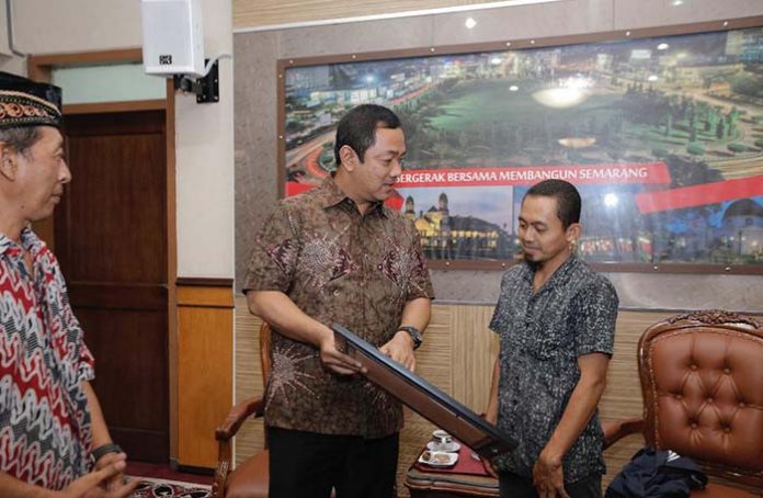 Warga Semarang Dapat Penghargaan, Sapu Jalan Tanpa Pamrih.