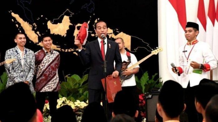 Jokowi Berikan Koleksi Sepatunya kepada Anggota Gita Bahana Nusantara.