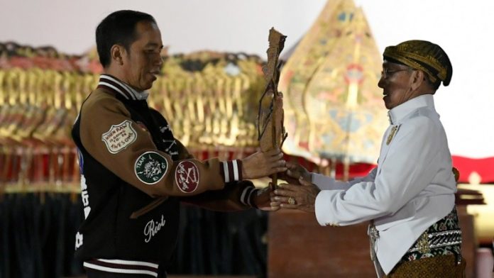 Presiden Joko Widodo di Sela-Sela Pertunjukan Wayang Kulit.