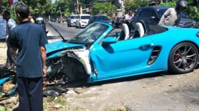 Mobil Porsche Mengalami Kecelakaan Hajar Pohon di Magetan.