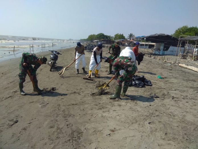 tni membantu membersihkan