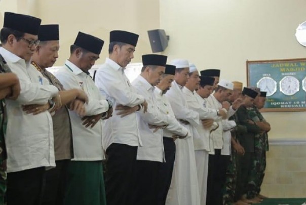 Jokowi Mengikuti Salat Istisqa di Pekanbaru.