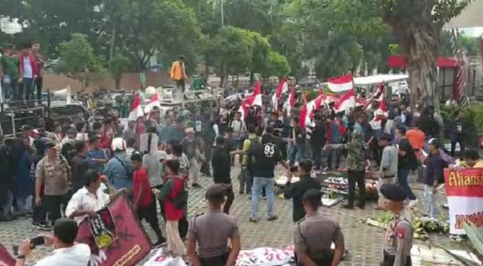Kericuhan di Depan Gedung KPK, Massa Paksa Bertemu Pimpinan KPK.