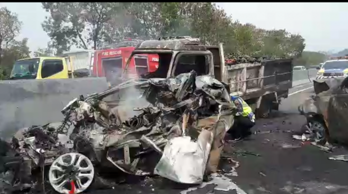 16 mobil mengalami kecelakaan tabrakan beruntun di Tol Purbaleunyi.