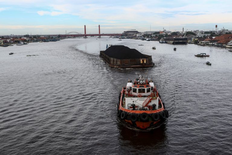 Kapal Tongkang Kandas di Sungai Musi, Pasokan Batu Bara Bisa Terganggu