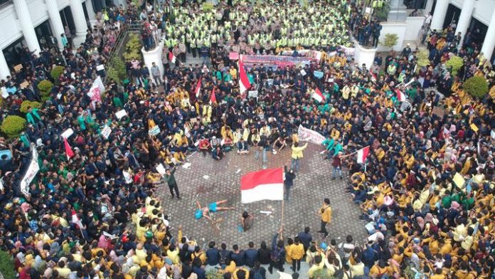 Demo Mahasiswa Berujung Ricuh Diduga Provokasi Pihak Ketiga.