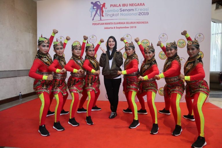 Kedatangan Gubernur Jatim Di Arak Oleh Warga Setempat Menaiki Kereta Kencana Menuju Tempat Prosesi Petik Laut TPI Pancer ke 43Th Di Kab Banyuwangi