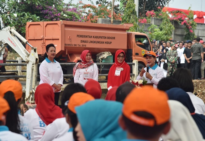 Ibu Negara Tinjau Pembersihan Sungai Cipakancilan dan Sosialisasikan Gerakan Indonesia Bersih di Bogor.