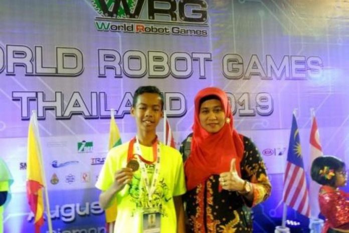 Siswa MTs Negeri 8 Kalijambe Sragen meraih penghargaan robotik internasional.