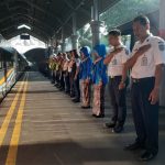 Sambut Hari Pelanggan Nasional, PT KAI Daop Bagikan Ratusan Souvenir