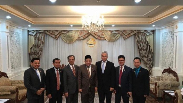 Wakil Ketua DPR RI Fahri Hamzah saat memimpin delegasi DPR RI mengunjungi Parlemen Tajikistan di Dushanbe.