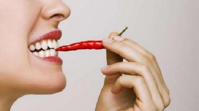 Ilustrasi Gigit Cabai.