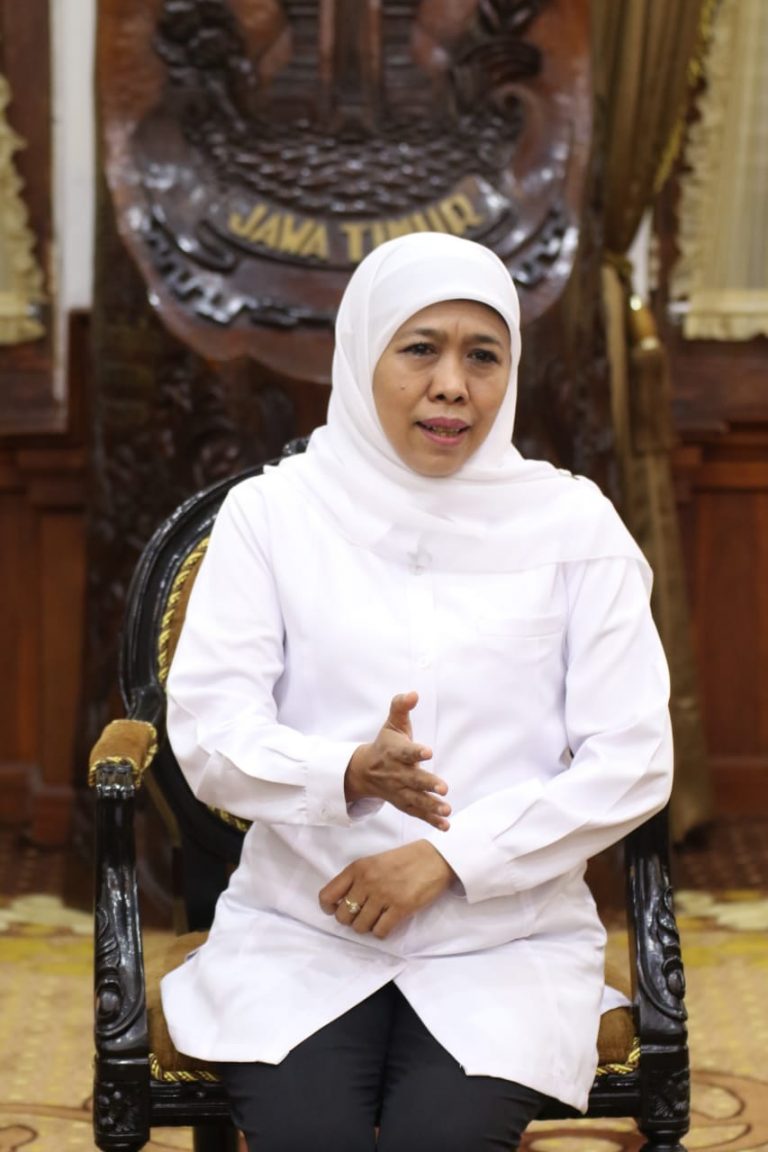 Upacara HUT ke-74 Jatim Dimeriahkan Aksi Paralayang dan Alutsista