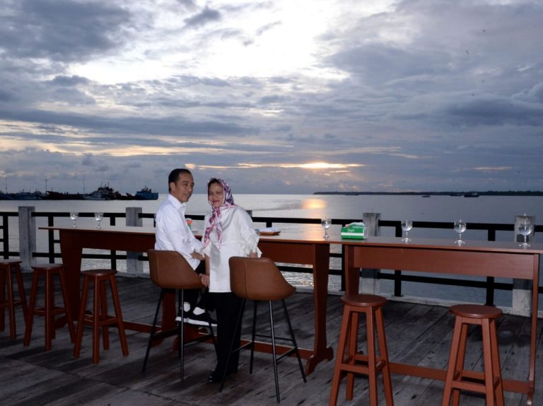 Mengintip Romantisme Jokowi dan Istri di Senja Kaimana Papua Barat