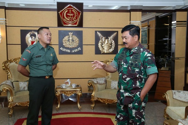Kopda Hardius Rusman dan Panglima TNI Marsekal TNI Hadi Tjahjanto.