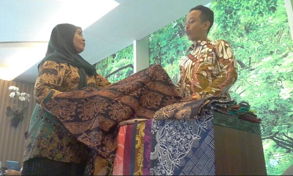 The Alana Surabaya Hotel Memperingati Hari Batik dengan Melestarikan Batik Surabaya dan Canting