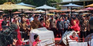 Jokowi Beserta Istri Ikut Membatik di Hari Batik Nasional.