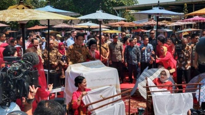 Jokowi Beserta Istri Ikut Membatik di Hari Batik Nasional.
