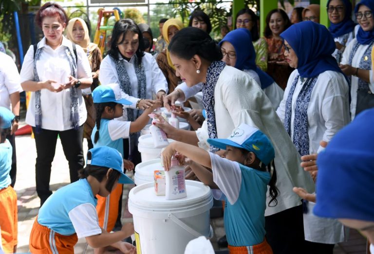 Ibu Iriana dan OASE KK Sosialisasi soal Kesehatan dan Berikan Bantuan Pendidikan di Cirebon