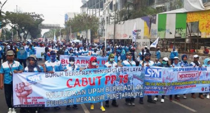 Ribuan Buruh Geruduk Gedung DPR Desak Bubarkan BPJS.