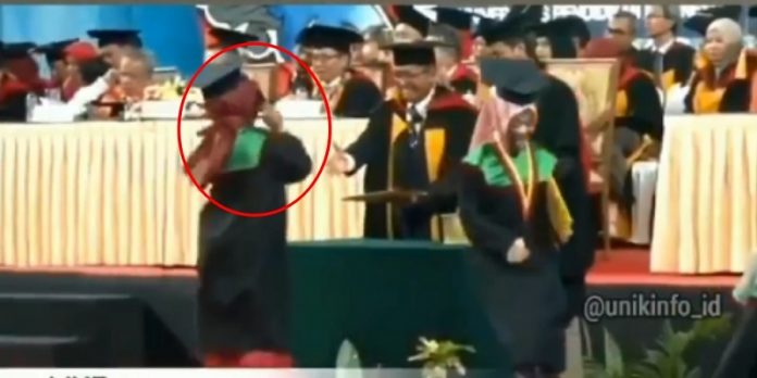 Viral Mahasiswi Joged ala Blackpink saat Diwisuda