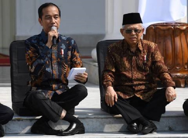 Filosofi Jokowi Duduk di Tangga Istana Saat Perkenalkan Para Menterinya.