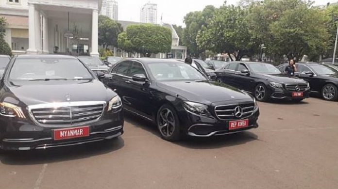 Belasan mobil Mercedes Benz atau Mercy keluaran terbaru terparkir di halaman Kompleks Istana Kepresidenan Jakarta.