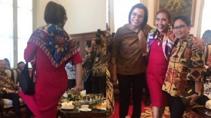 Viral, Menteri Susi Berpose Layaknya Artis.