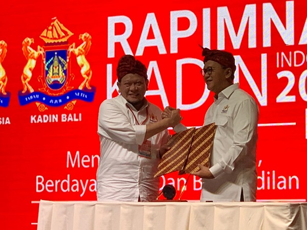 Penandatangan antara Ketua DPD RI AA La Nyalla Mahmud Mattalitti dan Ketua Kadin Indonesia Rosan P. Roeslani yang berlangsung di acara pembukaan Rapimnas.