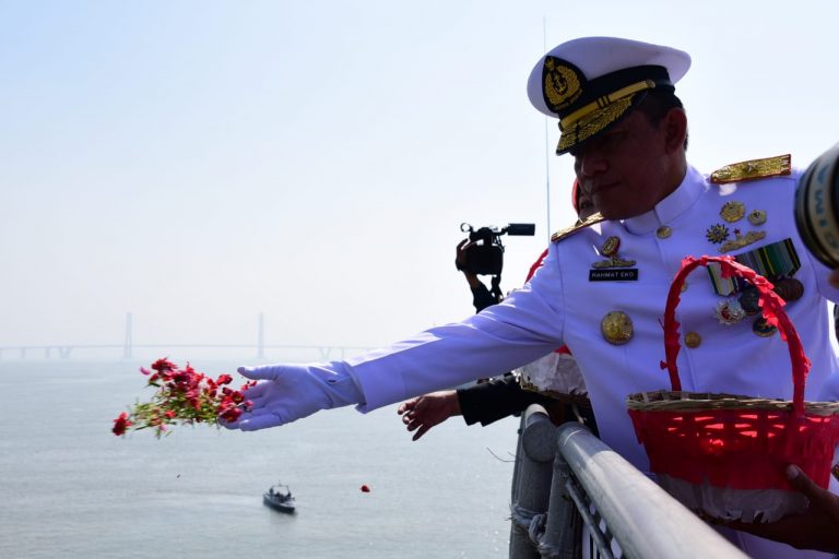 Peringati Hari Pahlawan, Komandan Lantamal V Hadiri Upacara Tabur Bunga Di Gladak KRI Surabaya-591