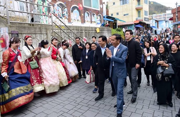 Presiden Joko Widodo alias Jokowi dan Ibu Negara Iriana Joko Widodo meninjau Gamcheon Culture Village di Busan, Korea Selatan.