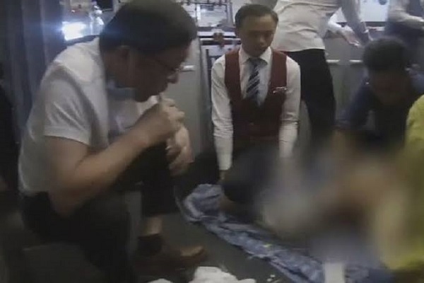 Viral, Dokter Sedot Urine Ibu Tua Dalam Penerbangan.