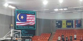 Bendera Malaysia yang salah terbentang di turnamen Turnamen Bola Basket Junior Nasional.