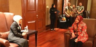 Gubernur Jatim Khofifah Indar Parawansa dan Walikota Tri Rismaharini saat di Gedung Negara Grahadi.