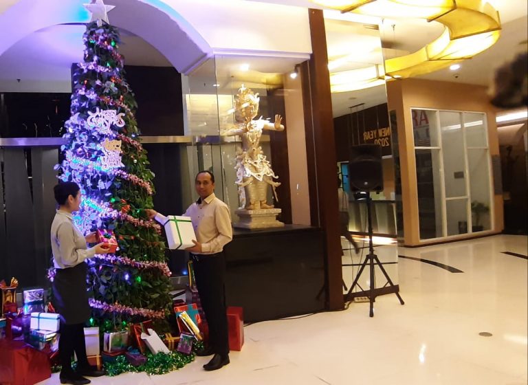 Uniknya Pohon Natal Hidroponik Mercure Grand Mirama Surabaya