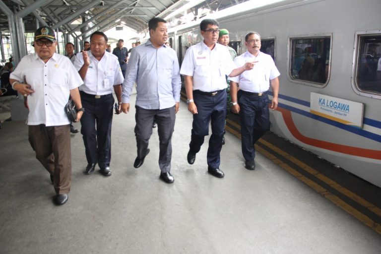 Rombongan DPRD Jatim Komisi D Tinjau fasilitas layanan KA di Stasiun Surabaya Gubeng.