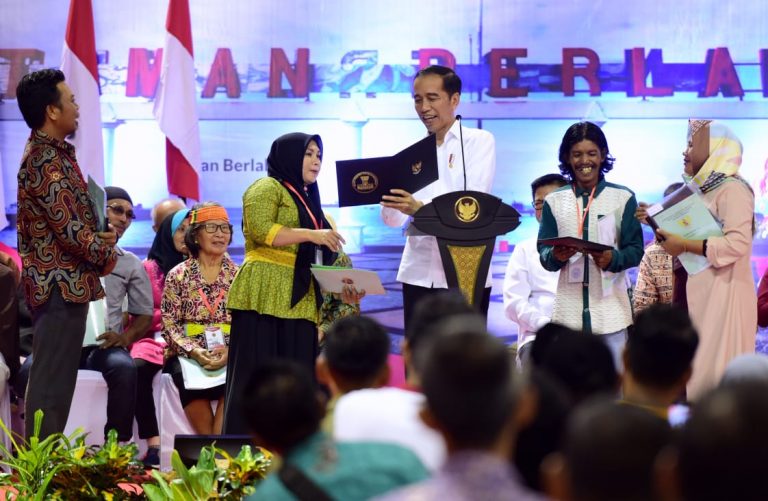Presiden Jokowi Serahkan 1.000 Sertifikat Hak Atas Tanah untuk Rakyat di Kalimantan Utara