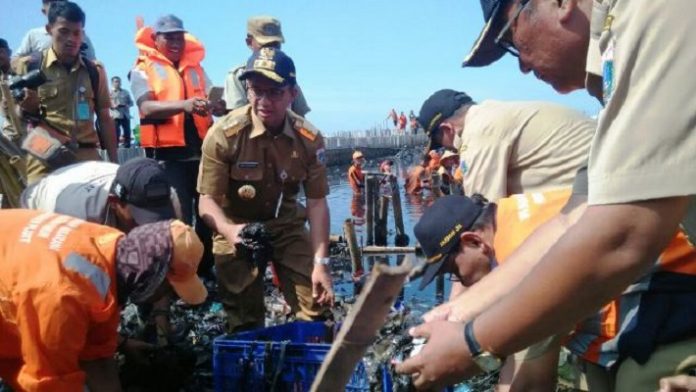 Antisipasi Banjir, Anies Instruksikan Anak Buahnya untuk Kerja Bakti.