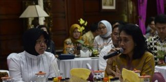 Wali Kota Surabaya Tri Rismaharini dan Menteri Pemberdayaan Perempuan dan Perlindungan Anak Bintang Puspayoga.