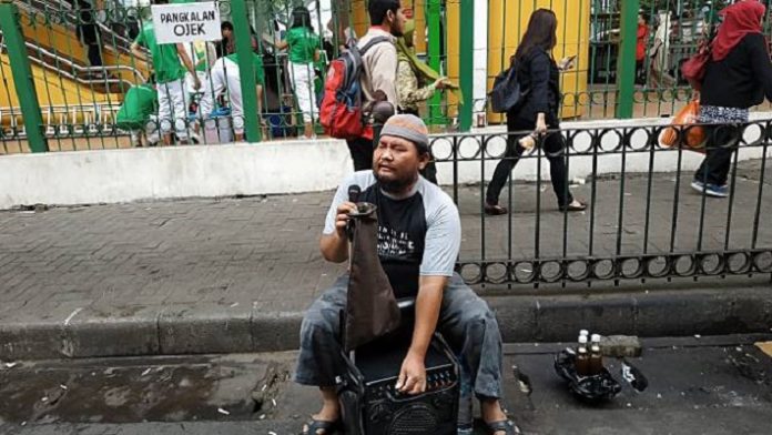 Kisah Perjuangan Hidup Pengamen Tuna Netra.