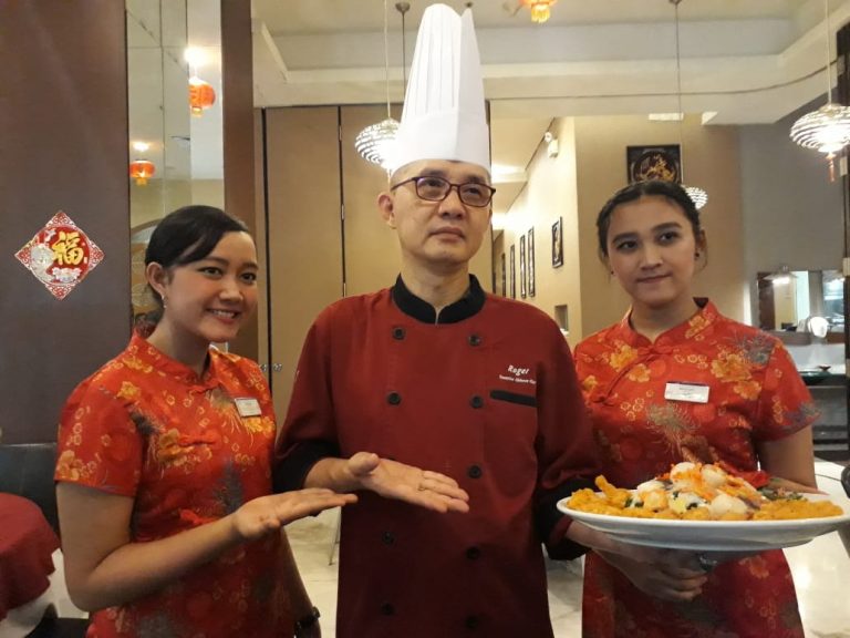 Angela July Meriahkan Perayaan Imlek di Mercure Grand Mirama Surabaya