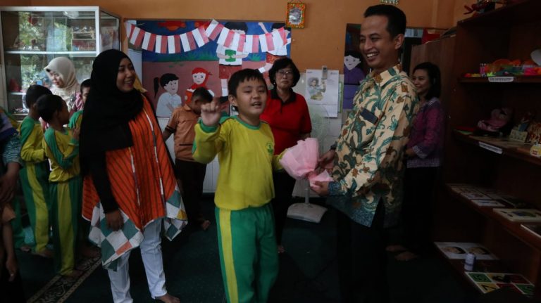 Di Hari Valentine Anak Berkebutuhan Khusus SDN Gayungan II Dapat Coklat Dari The Alana Surabaya Hotel