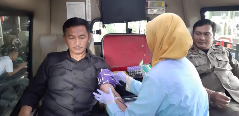 Warga Kecamatan Asemrowo Bersama Tiga Pilar Antusias Ikuti Donor Darah