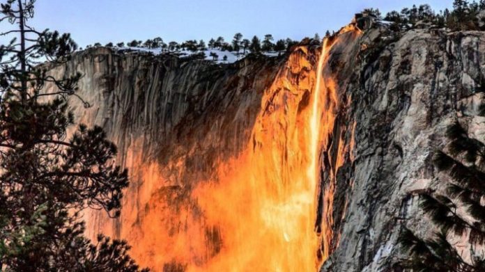 Firefall atau air terjun api yang berada di Taman Nasional Yosemite, California, Amerika Serikat.